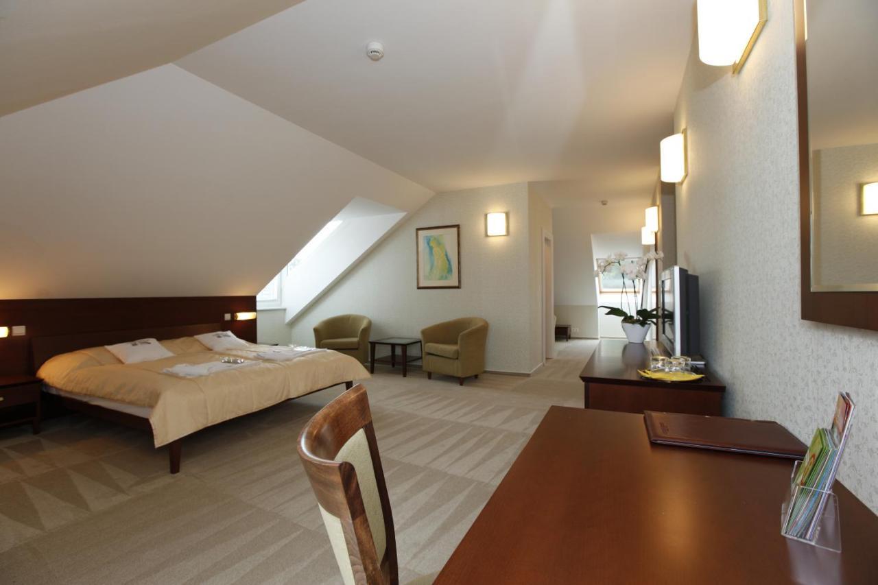 Hotel Sandor Pavillon ピエシュチャニ エクステリア 写真